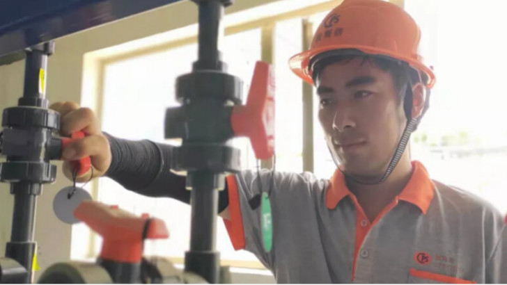 高溫下的環(huán)保人，天氣很熱，你們卻很美