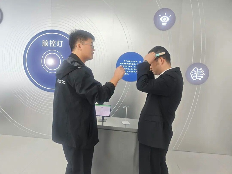 依斯倍一行前往浙江強腦科技參訪學(xué)習(xí) (4)